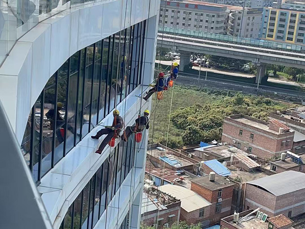 探索高空作業領域，展現非凡勇氣與技能